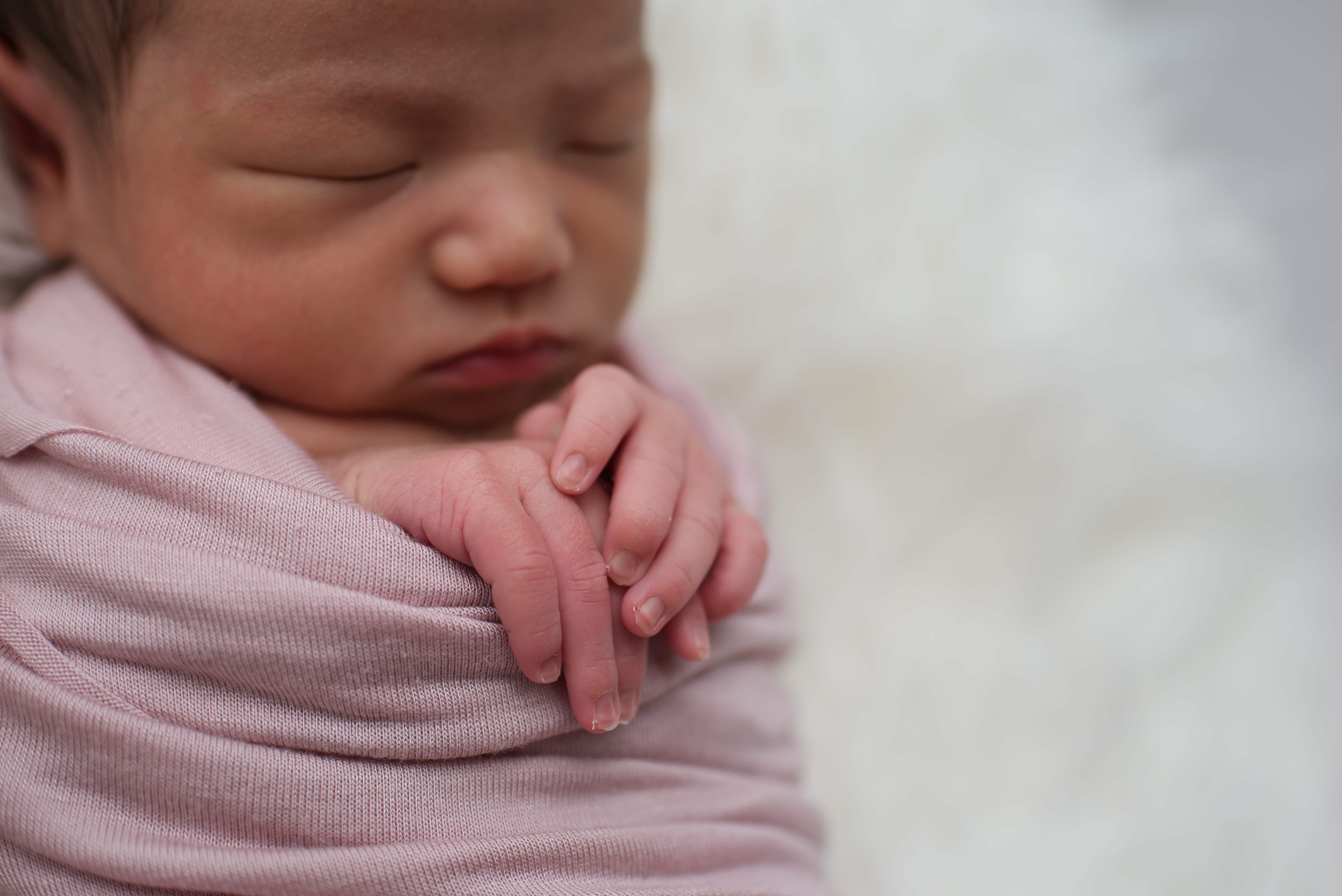 newborn hands detail image